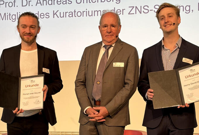 Förderpreisträger Florian olde Heuvel, Laudator Prof. (em.) Dr. med. Andreas Unterberg und Stipendiat Henry David Wichter bei der Preisverleihung im Rahmen des 16. Nachsorgekongresses der ZNS-Stiftung in Dresden (v.li.) (Foto: ZNS-Stiftung)