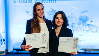 Dr.-Ing. Julia Rosenberger (li.) und Dr. Liana Khamidullina (Foto: Jonas Kron/VDE)