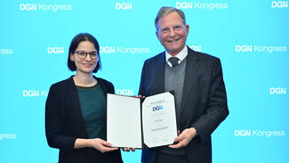 Vergabe des Felgenhauer-Forschungspreises an Dr. Livia Asan durch Prof. Dr. Helmuth Steinmetz, Kommissionsvorsitzender der Stiftung Junge Neurowissenschaftler (Foto: Claudius Pflug)