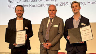 Förderpreisträger Florian olde Heuvel, Laudator Prof. (em.) Dr. med. Andreas Unterberg und Stipendiat Henry David Wichter bei der Preisverleihung im Rahmen des 16. Nachsorgekongresses der ZNS-Stiftung in Dresden (v.li.) (Foto: ZNS-Stiftung)