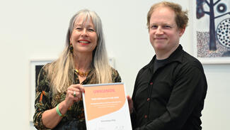 Dr. Stefanie Abke, geschäftsführende Vorständin der EWE Stiftung, überreichte den Preis an den Künstler Christian Pilz (Foto: diebilderwerft)