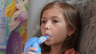 Kinder mit Mukoviszidose müssen täglich mehrfach inhalieren (Foto: Mukoviszidose e.V.)