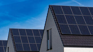 Solaranlagen auf Hausdächern (Symbolbild) (Foto: Budget Bizar/Pexels)