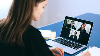 Online-Sitzung (Foto: Pexels/Anna Shvets)